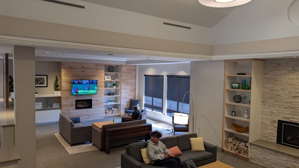 Lobby seating area with fireplace at the Country Inn & Suites by Radisson Seattle-Bothell.