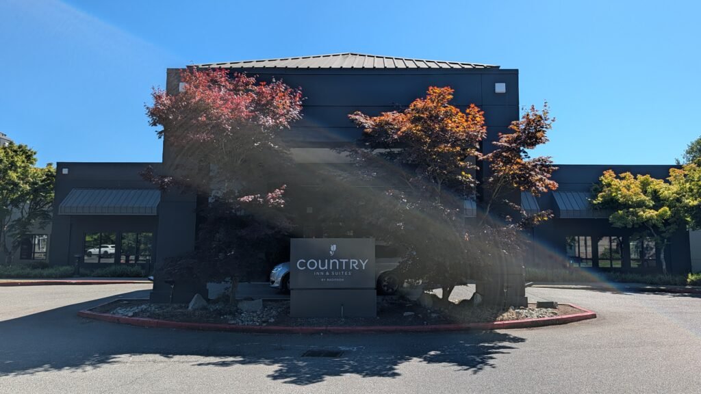 Front entrance of the Country Inn & Suites by Radisson Seattle-Bothell, WA hotel