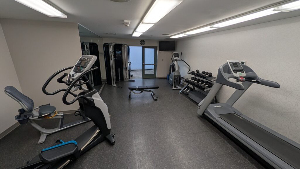Fitness centre at the Country Inn & Suites by Radisson Seattle-Bothell.